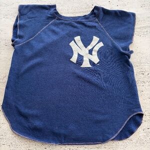 Small Men's or Petite Woman's Vintage NY Yankees Capped Sleeves Top
